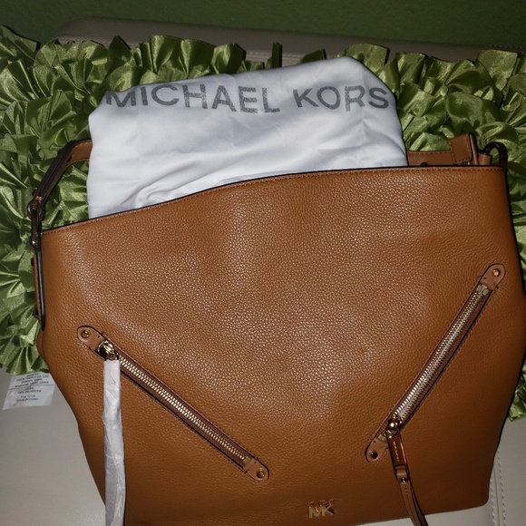 SALE! New w/tags Michael Kors Handbag - Picture 2 of 3